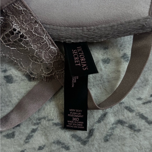 Elegant Lace Trimmed Victoria Secret Bra - Picture 2 of 3